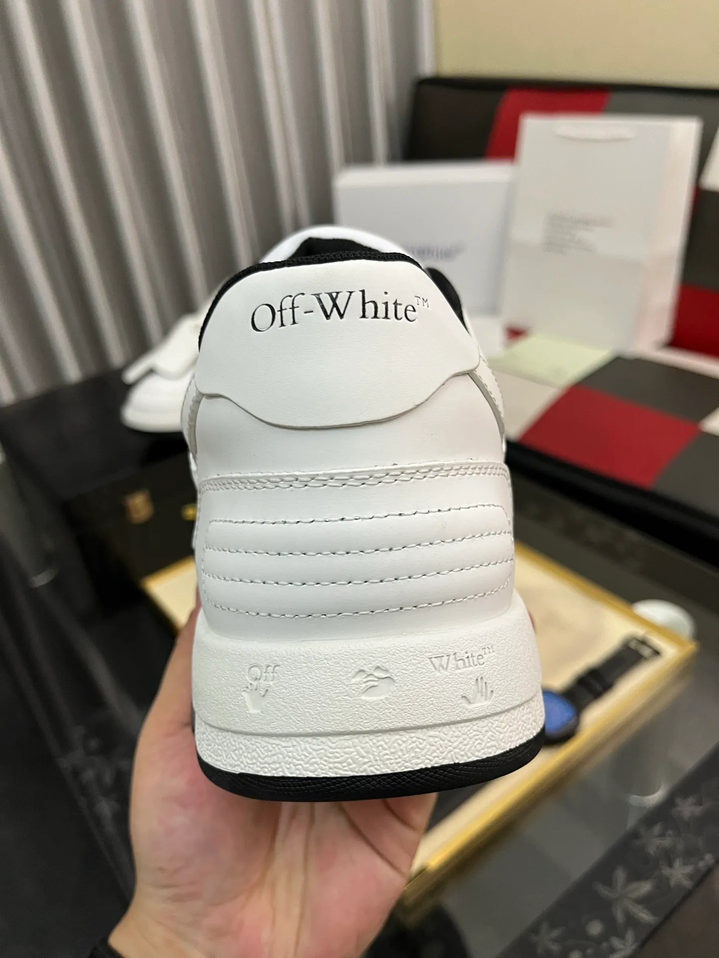 Men's shoes 💰600⌚️⌚️ OFF-White C/O VirGil Abloh fashionable and versatile casual shoes. Exclusive first release of the new model. Made of environmentally friendly cowhide leather and mesh fabric upper material. The insole is embedded with foam cushioning EVA material. The correct midsole is equipped with EVA lightweight cushioning. External tooth nail rubber outsole. The correct accessories can be customized simultaneously. Women's model: 35-40 Men's model: 39-45